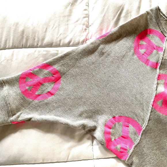 Peace sign sweat shirt. - Picture 5 of 6